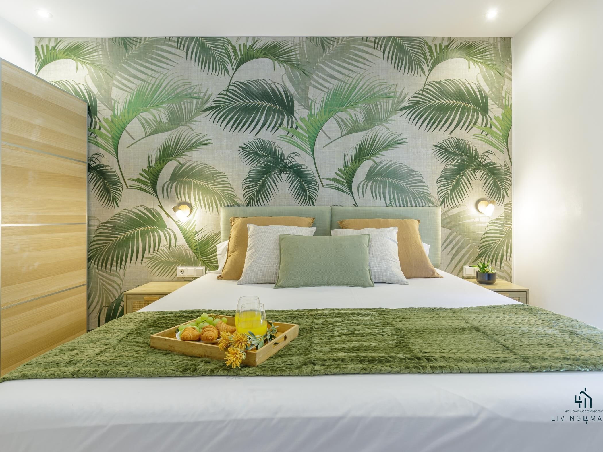 Een strijkplank/strijkijzer, internet, beddengoed