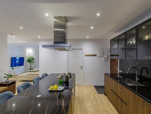 ثلاجة، ميكروويف، فرن، غسالة أطباق