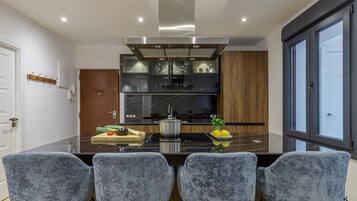 Een koelkast, een magnetron, een oven, een vaatwasser