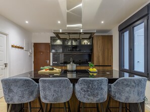 Een koelkast, een magnetron, een oven, een vaatwasser