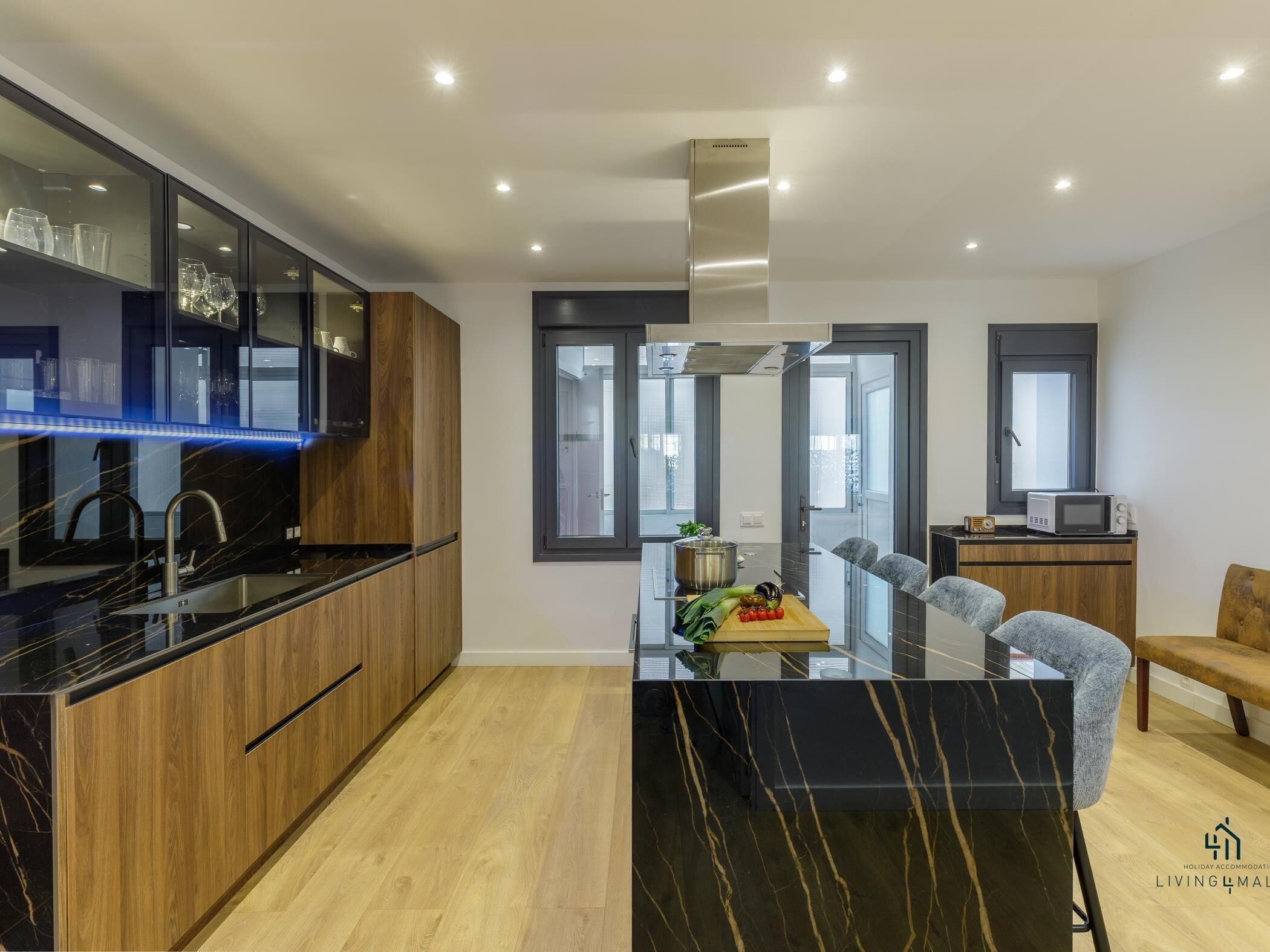 Een koelkast, een magnetron, een oven, een vaatwasser