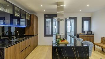 Een koelkast, een magnetron, een oven, een vaatwasser