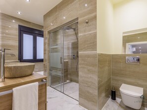 Chuveiro, secador de cabelo, toalhas de banho 