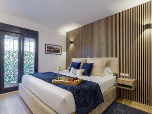 3 quartos, ferros/tábuas de passar roupa, acesso à internet