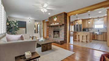 Una televisión, una chimenea