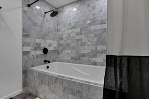 Shower, jetted bath, hair dryer, towels - The Nook on the Farm—Pool • Hot Tub • Games (Pataskala)