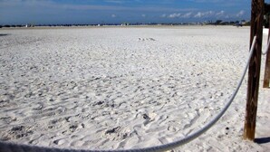 En strand med et træhegn i forgrunden.