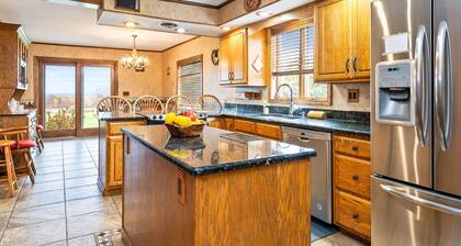 Private FLX Retreat | Hot Tub | Pet Friendly