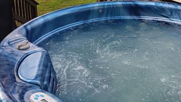 Tina de hidromasaje al aire libre