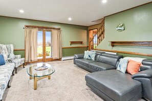Living area - Hot Tub | Sleeps 8 | Lake Views | Pet Friendly (Penn Yan)