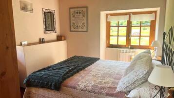 2 dormitoris, planxa i posts de planxar, Internet i roba de llit