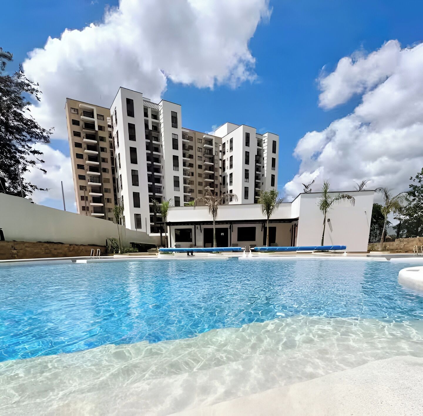 Una piscina al aire libre