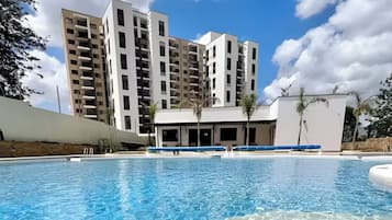 Una piscina al aire libre