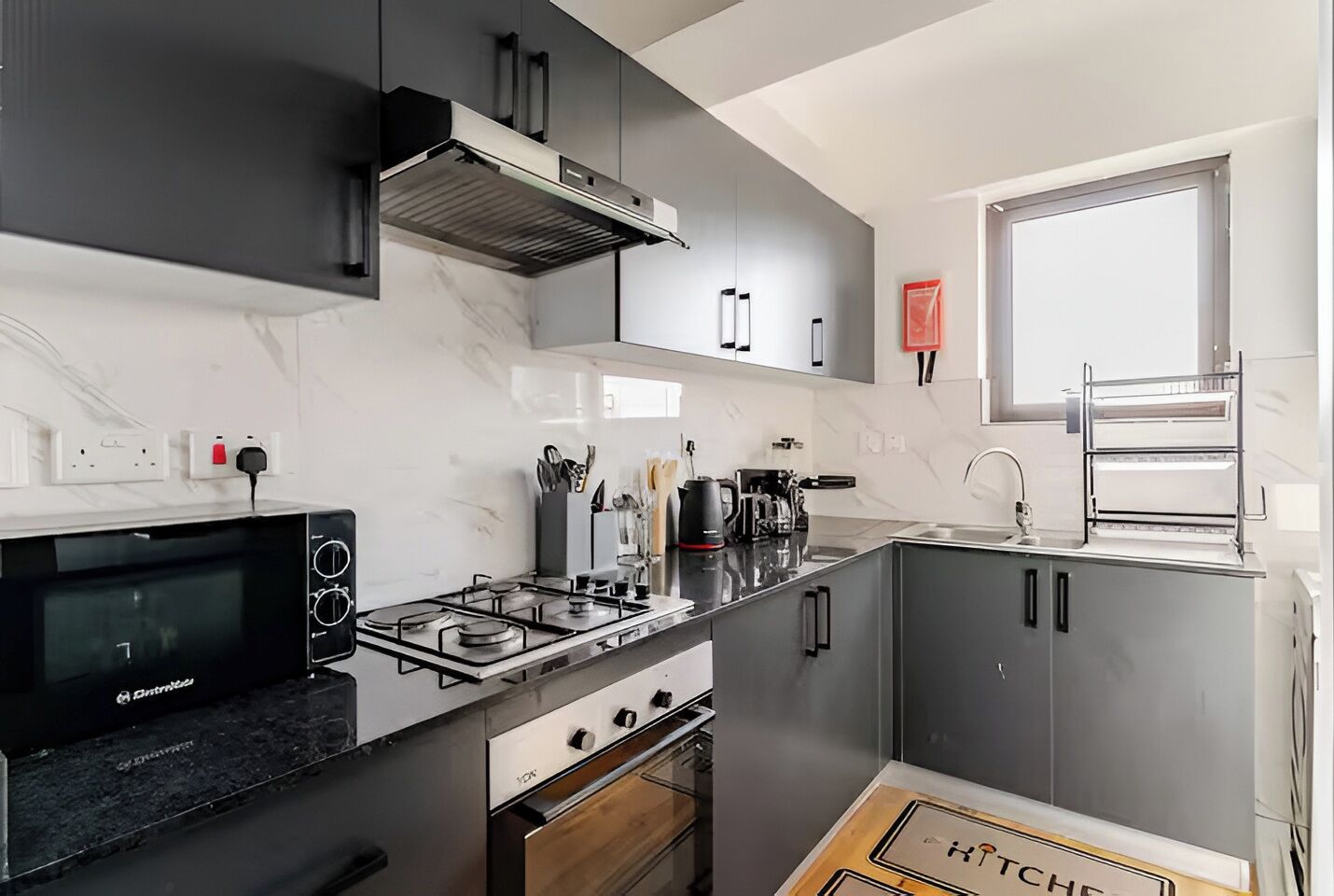 Refrigerador, microondas, horno, tetera/pava eléctrica