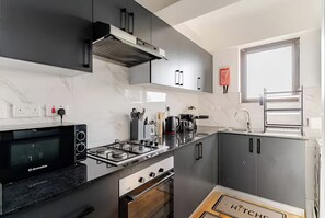 Kühlschrank, Mikrowelle, Ofen, Wasserkocher