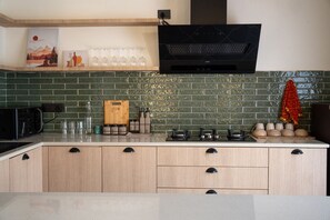 Kjøleskap, mikrobølgeovn, kokeplater og kaffetrakter/tekoker