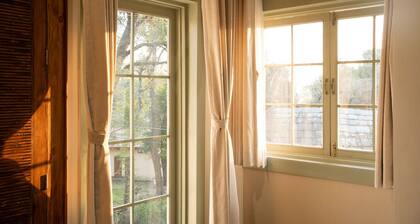 Ahrin house- entire 2 bedroom cottage with full kitchen and parking