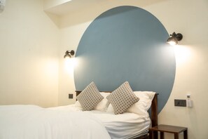 2 室のベッドルーム、デスク、WiFi (無料)、ベッドシーツ