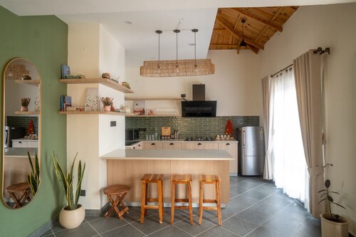 Ahrin house- entire 2 bedroom cottage with full kitchen and parking