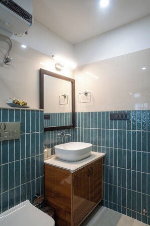 Dusche, umweltfreundliche Kosmetikartikel, Handtücher, Seife