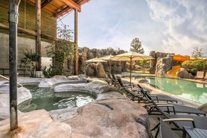 من حمّامات السباحة المغطاة