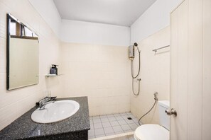 Douche, sèche-cheveux, serviettes fournies, savon