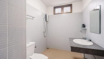 Ducha, secador de pelo, toallas, jabón