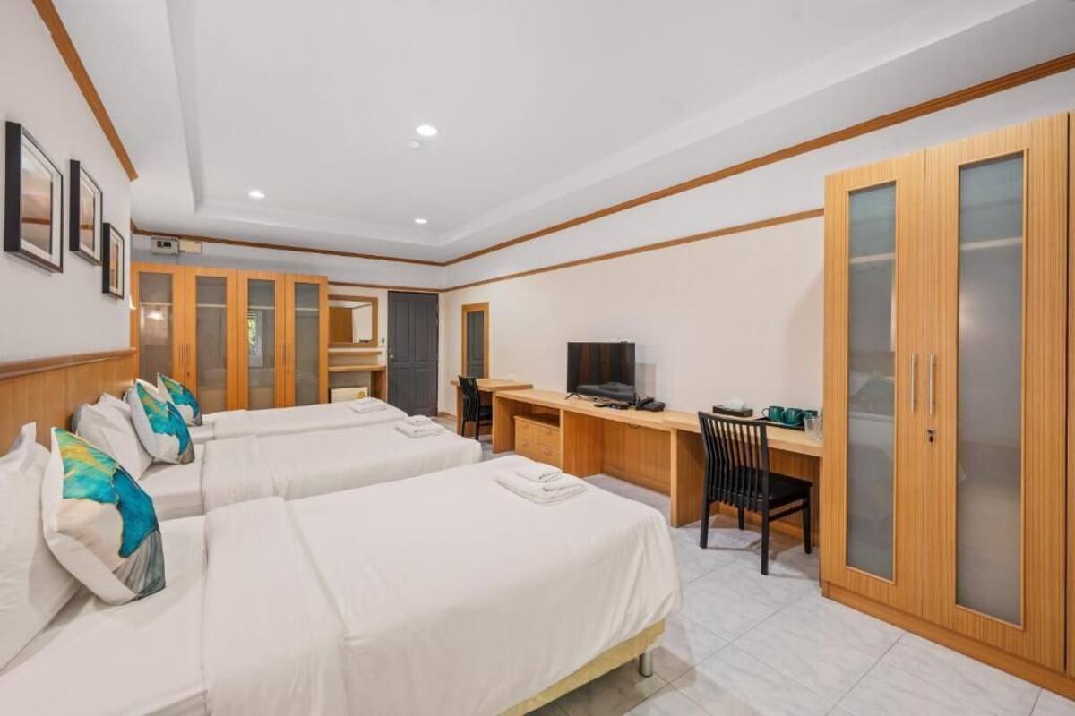Superior Triple Room | In-room safe, desk, WiFi (free)