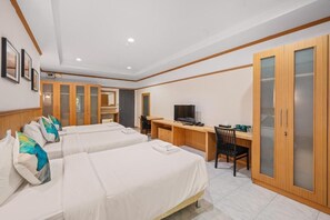 غرفة سوبريور ثلاثية | خزنة داخل الغرفة ومكتب وواي فاي مجانًا