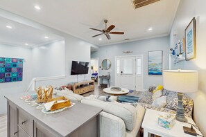 TV, books - Spacious house w/private pool & spa - close to beach & golf (North Myrtle Beach)