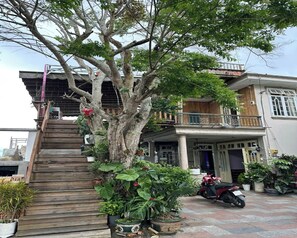 Mặt tiền nơi lưu trú