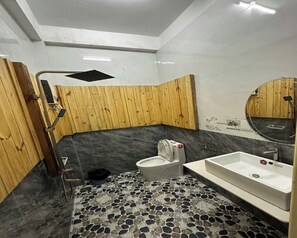 Nhà, 6 phòng ngủ, quang cảnh núi | Phòng tắm | Đồ dùng nhà tắm miễn phí, máy sấy tóc, khăn tắm, dầu gội 