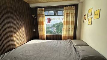 House, 6 Bedrooms, Mountain View