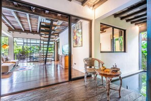 Signature villa, 5 slaapkamers, uitzicht op rivier | Woonkamer | Een flatscreentelevisie