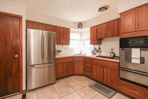 Een koelkast, een microgolfoven, een oven, een kookplaat