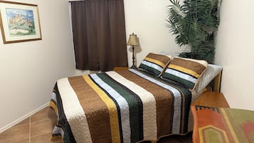 3 habitaciones, escritorio, tabla de planchar con plancha y wifi gratis