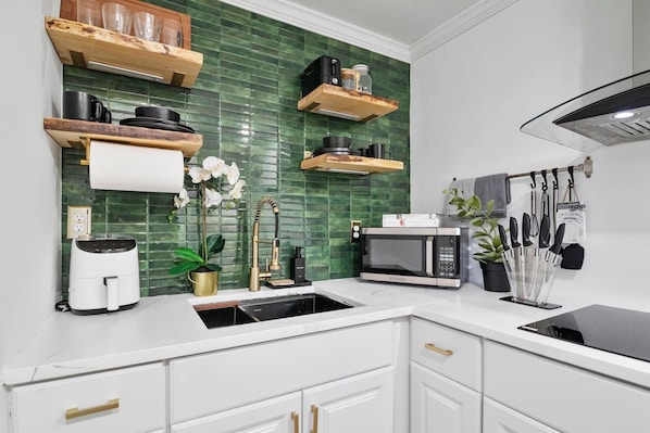 Een magnetron, een koffiezetapparaat/waterkoker, een broodrooster