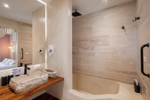 Premium Studio, 1 King Bed, Pool View (A3) | Deep soaking bathtub - Casa Wayra Tulum - Boutique Condos (Tulum)