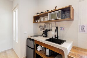 Studio Supérieur, 1 très grand lit (A9) | Coin cuisine privé | Mini réfrigérateur, micro-ondes, plaque de cuisson, cafetière/bouilloire