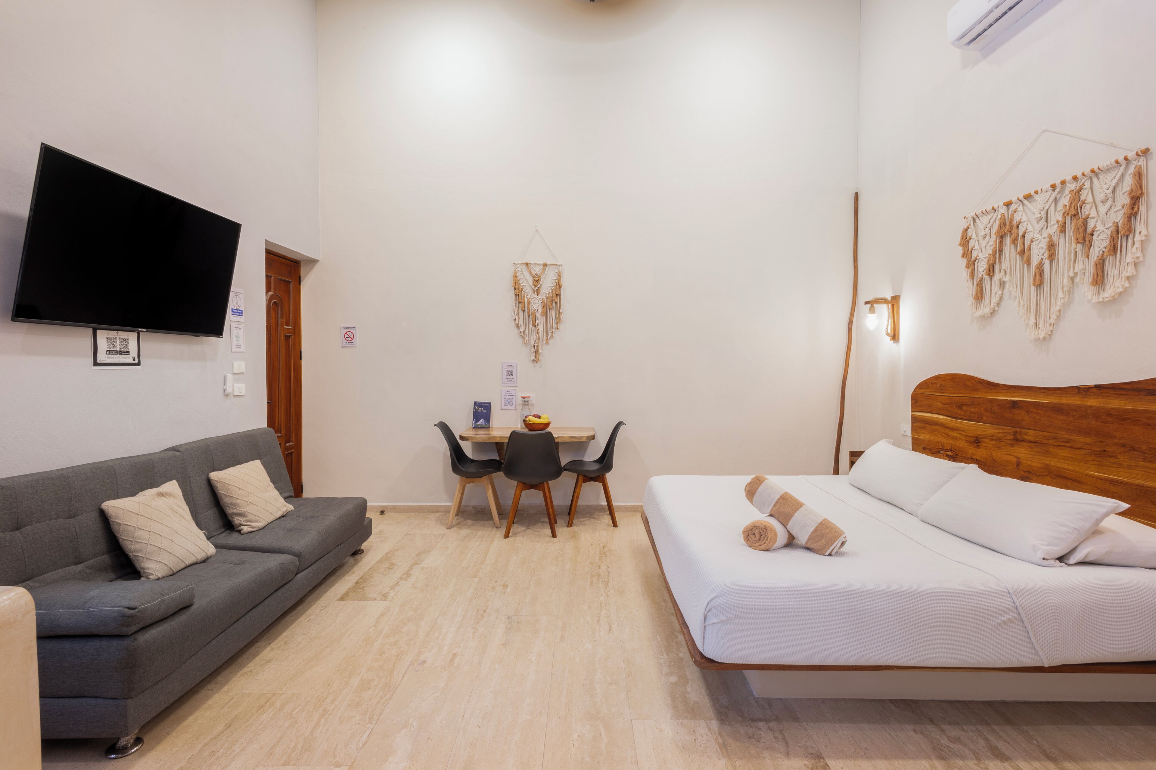 Comfort Studio, 1 King Bed, Kitchenette (A5) | Desk, laptop workspace, iron/ironing board, free WiFi