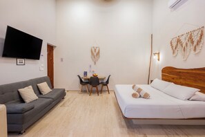 舒适开间, 1 张特大床, 简易厨房 (A5) | 办公桌、笔记本电脑工作区、熨斗/熨衣板、免费 WiFi