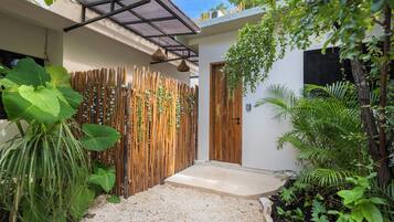 Standard Studio, 1 Queen Bed (A11)