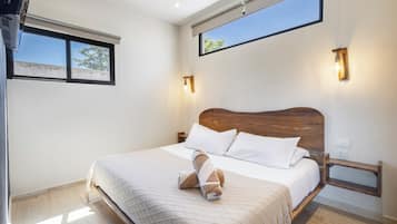 Familie appartement, Meerdere bedden, uitzicht op zwembad (A10) | Een bureau, een laptopwerkplek, een strijkplank/strijkijzer, gratis wifi