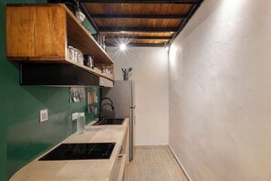 家庭开间套房, 多张床 (A1) | 私人厨房 | 迷你冰箱、微波炉、炉灶、茶具/咖啡用具