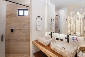 Estúdio conforto, 1 cama King, cozinha americana (A5) | Banheiro | Secador de cabelo, chinelos, toalhas de banho, sabonete