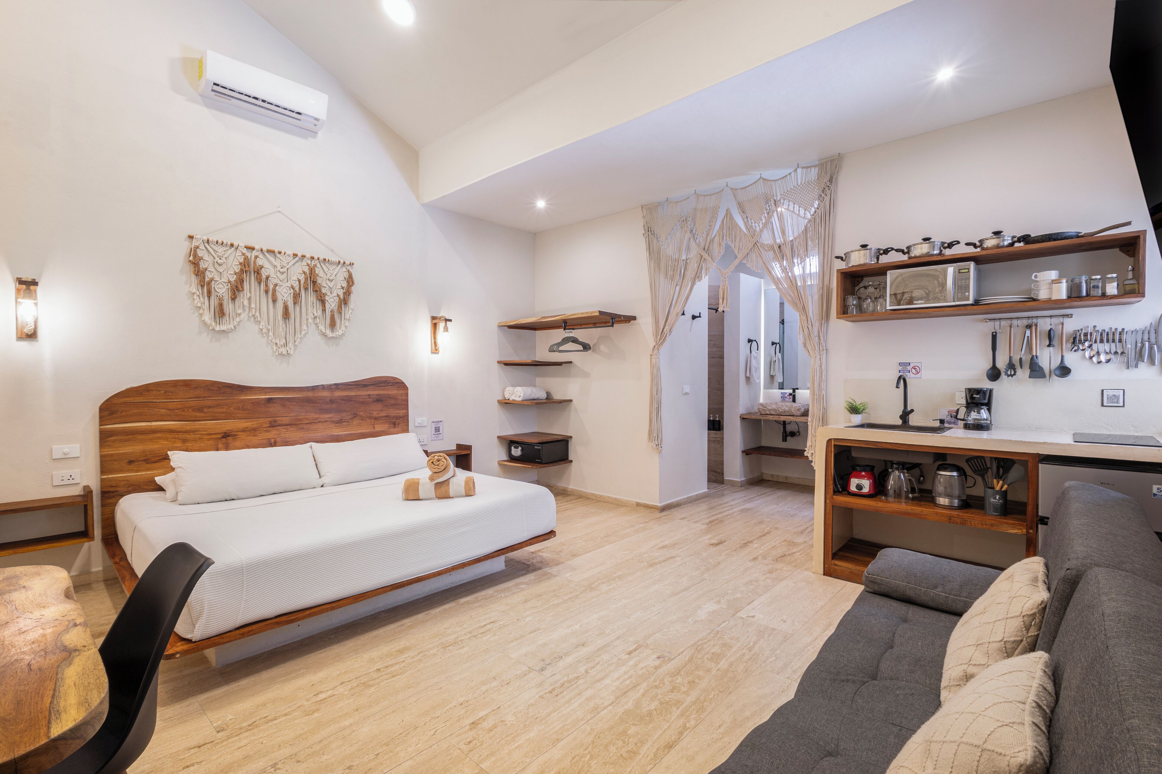 Comfort Studio, 1 King Bed, Kitchenette (A5) | Desk, laptop workspace, iron/ironing board, free WiFi