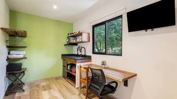 Estúdio standard, 1 cama Queen (A11) | Escrivaninha, espaço de trabalho para notebook