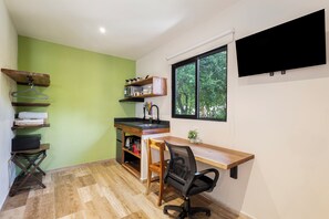 Bureau, espace de travail pour ordinateur portable