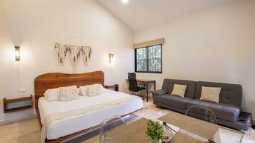 Suite estudio familiar, varias camas (A1) | Escritorio y espacio para trabajar con laptop