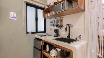 Monolocale Romantico, 1 letto king, al piano terra (A4) | Angolo cottura privato | Mini-frigorifero, microonde, piano cottura, macchina per tè/caffè